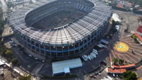 这哥们儿足球篮球兼修？偏要足球技巧来篮球篮筐！