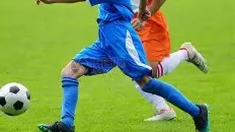 东契奇遭灰熊球员推摔，意外落入美女助教怀抱，表情愉悦。