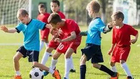 C罗与长腿女神亲密互动，总裁温柔抚摸美腿展现柔情